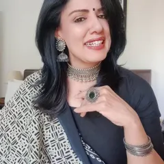 When you want your jewelry to be the star, go for a statement piece like this 925 silver choker. I paired it with a simple black kurta to let the necklace truly shine.