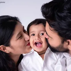 These are the moments that matter most. I focus on capturing the genuine love and connection between you and your baby, creating timeless family portraits filled with warmth and laughter.