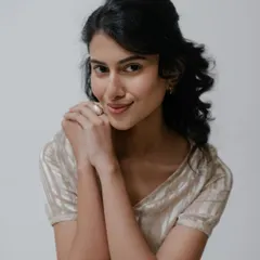 A soft and gentle look with subtle makeup and softly styled hair. This is perfect for capturing a serene and approachable mood.