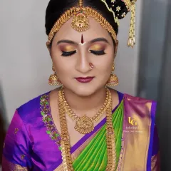 This is a beautiful Iyengar bride ready for her wedding. In my lessons, we cover how to create this traditional look, including the hairstyle with floral arrangements and the specific makeup style.
