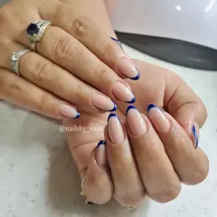 How elegant do these royal blue Frenchies look? The deep curve and bold color make this a standout manicure.