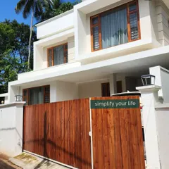 A beautiful trackless sliding gate with a wooden finish, perfectly complementing this modern home's architecture. The cantilever system allows for a clean, uninterrupted driveway.