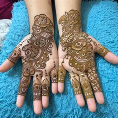 A wrist-length Indo-Arabic design. This style is perfect for wedding guests or for smaller functions, offering a touch of elegance without the full coverage of a bridal design.