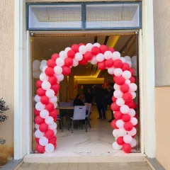 A classic red and white balloon arch for a 5th wedding anniversary. The clients wanted a simple and elegant entrance decoration, and I was happy to deliver exactly to their taste.