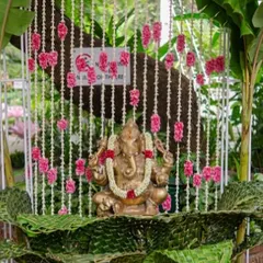 We always begin our celebrations by seeking blessings. This beautiful Ganesha idol, adorned with a simple garland and set amidst banana leaves and floral strings, created a divine welcome for this South Indian wedding.