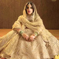 Experience affordable luxury with our high-end rental bridal jewellery. This bride is wearing a stunning Kundan and pearl choker set, perfectly complemented by green bangles for a pop of colour.