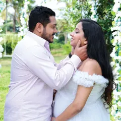 The connection between partners is a beautiful part of the maternity journey. This intimate close-up captures a look of love and anticipation, framed by a delicate floral arch at our private outdoor location.