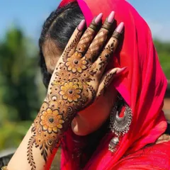 A beautiful floral vine design for the back of the hand. The use of shading and fine lines gives the flowers a three-dimensional effect.