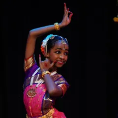 A beautiful example of how mudras and facial expressions combine to create meaning. This student's playful glance brings her character to life.