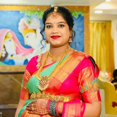 A closer look at Navya's baby shower attire. The traditional vaddanam (waist belt) and necklace are classic choices for this wonderful celebration.