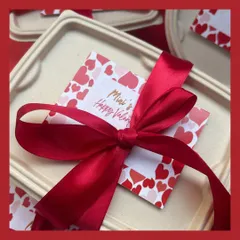 Book your gourmet love hamper now. This Valentine's Day special comes in eco-friendly packaging with a beautiful red ribbon and a personalized note. It's the perfect way to share a delicious, cheesy meal with your special someone.