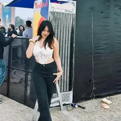 Another shot of the corset and jeans combo. This outfit is a perfect example of my signature street style.
