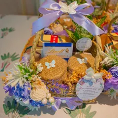A closer look at the details of a guest favor basket. I use natural textures like jute, delicate butterfly accents, and personalized thank you notes to create a gift that feels both luxurious and heartfelt.