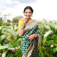 A minimal yet breathtakingly classy look. This bride looks like a breath of fresh air in her green and yellow saree, with soft makeup and a happy smile.