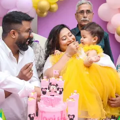 The cake cutting ceremony is a central moment of any birthday. We gather the whole family, from parents to grandparents, to capture this happy tradition and the love surrounding the birthday girl.