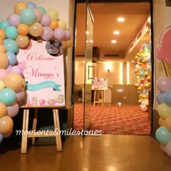 The entrance to Miraya's candyland, with a pastel balloon arch and a personalized welcome sign.