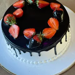 A classic combination of chocolate and strawberry. This cake features a rich chocolate glaze topped with fresh, juicy strawberries.