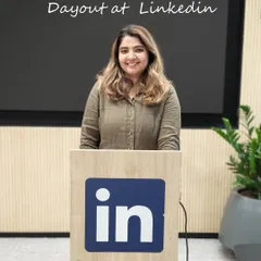 It was an honor to stand at the LinkedIn podium and share my passion for organization. My goal is to bring practical, stress-reducing habits to the corporate world, helping teams clear their desks and their minds.