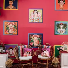 A photo booth dedicated to the iconic Frida Kahlo, with portraits of the artist and themed cushions. This corner celebrates her spirit and adds an artistic touch to the fiesta.