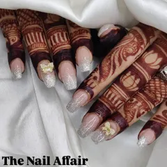 Perfect for an Indian bride, these square-tip extensions feature a sparkling silver glitter fade, complemented by 3D butterfly charms. The design is crafted to look stunning alongside traditional henna.