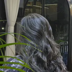 Another beautiful shot of the silver fade color, showing the result in a natural setting within the salon.