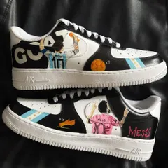 The full pair of Messi custom sneakers, with one shoe for his Argentina career and the other for his club career.