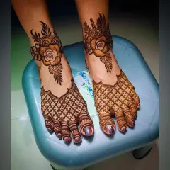 A beautiful floral foot design, with a large rose on the ankle and a jaali (net) pattern covering the toes. This is a great fusion of bold and delicate elements.