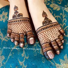 A simple yet elegant foot mehandi for an engagement ceremony. The design features a net pattern on the toes and a motif of elephants under a canopy on top.