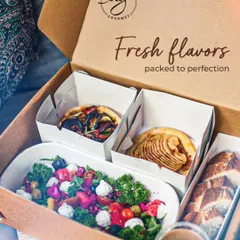I designed my curated French lunch boxes to transform the workday meal. This box features a vibrant, fresh salad, a savory mini tart, a sweet apple tart, and freshly baked bread, all packed to ensure the flavors and textures are perfect upon arrival.