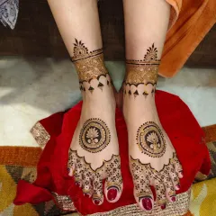 An elegant foot mehendi with a central mandala design. The patterns on the toes and ankle complete the look.