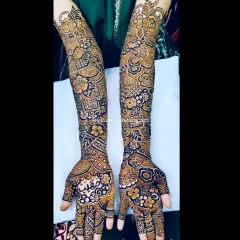 A complete view of the intricate bridal mehndi for Raazia. The design is packed with details, including floral patterns, geometric checks, and the bride's name beautifully written on the palm.