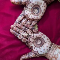 A design that doesn't scream for attention, but makes you want to look again. The back of the hands features a beautiful floral pattern that is both graceful and modern.