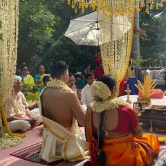 A sacred moment under a canopy of fresh marigolds. I love creating traditional ceremonies like this South Indian wedding, where every detail, from the vedi decor to the floral arrangements, feels authentic and blessed.