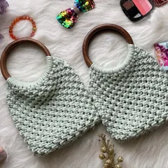 I love making custom orders, like this adorable set of matching mint green bags for two best friends. These feature a beautiful, tight knot weave and elegant circular wooden handles.