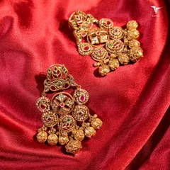 Exude an effortless sophistication with these antique gold earrings. The detailed craftsmanship and traditional motifs go beyond trends, creating a timeless statement.