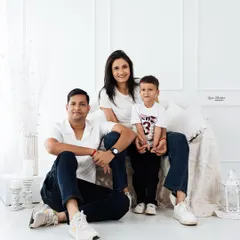 A classic family portrait in my bright, minimalist studio. I love capturing these simple, happy moments with everyone coordinated in timeless whites and denim.