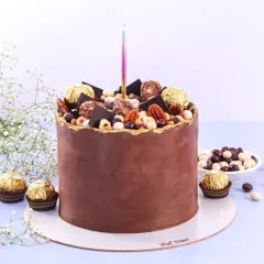 A cake for pure indulgence. This rich chocolate cake is generously topped with Ferrero Rocher chocolates, hazelnuts, and pecans, finished with a touch of gold leaf. It’s perfect for any celebration that calls for something truly decadent.