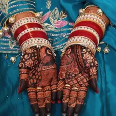 The final colour is just as important as the design. I use my own special blend of 100% organic henna to promise a deep, rich, and long-lasting stain. This beautiful dark maroon is the result of pure ingredients and proper aftercare, no chemicals involved.
