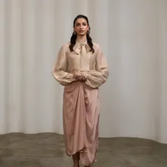 A centered, symmetrical shot that gives a clear and direct view of the full ensemble. This type of image is essential for e-commerce and brand catalogs.