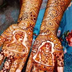A close-up view of bride and groom portraits on the palms. I use fine lines and shading techniques to capture realistic details and expressions.