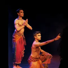 A glimpse from the premiere of 'ATAH - connecting the dots', a duet I performed with Parshwanath Upadhye. This production explores the abstract and rhythmic connections within Bharatanatyam, focusing on pure dance and form.