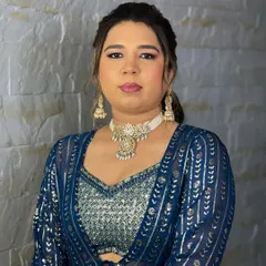 A close-up of a client wearing a beautiful pearl choker with a kundan pendant. This lightweight rental is perfect for an engagement or reception look.