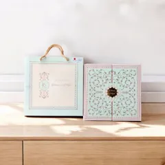 This premium pastel wedding invitation combines soft pink and blue with an intricate gold acrylic plate. The matching bag completes the set, offering a truly enchanting first impression for your wedding.