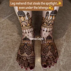 This leg mehendi is straight out of a royal portrait. It features majestic peacocks on the feet and architectural domes on the ankles, designed to steal the spotlight.