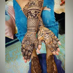 This image shows the full bridal package, with intricate mehandi on both the hands and feet.