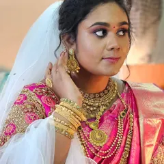 A unique Christian wedding look where the bride paired a traditional pink Kanjivaram saree with a white veil. I created a look that beautifully merged both traditions.