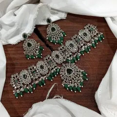 A classic choice for festive occasions, this premium Victorian choker set features deep green stones and matching bead drops. The intricate silver-tone metalwork is designed to make a statement.