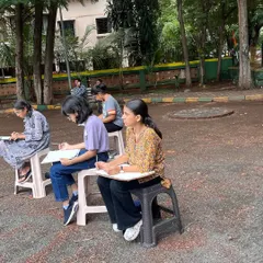 Our students practicing side-by-side in a local park. This group setting allows for shared learning while each artist works on their individual composition and human figure sketching.