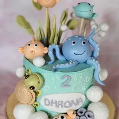 This pastel-colored underwater theme cake was a special request. I love how the soft colors give it a dreamy feel, with a cute octopus, turtle, and fish cake-pops.