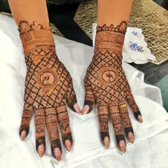 A classic and heavy design for the bride's mother. The checkered pattern with a central peacock motif is a timeless choice that looks elegant and celebratory.